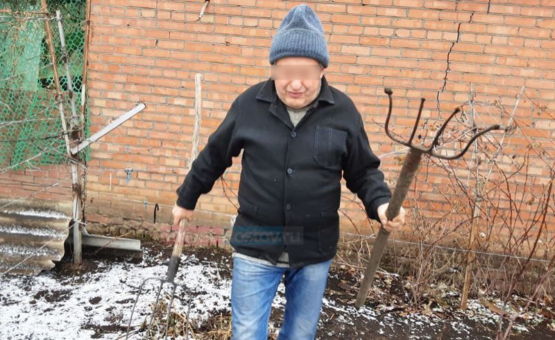 Мужик с вилами. Народ с вилами. Колхозник с вилами.
